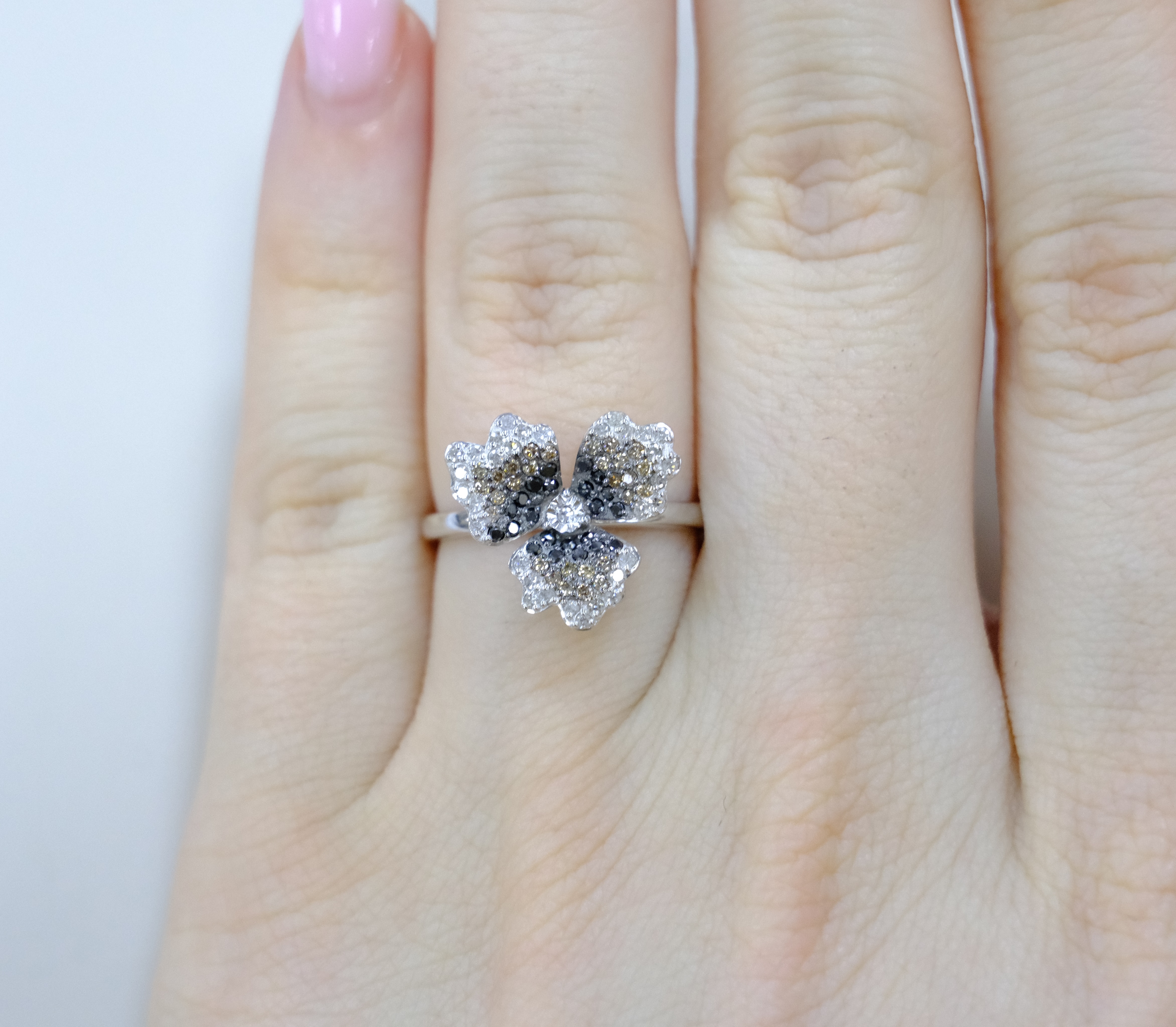 Кольцо из белого золота с бриллиантами "Цветок"